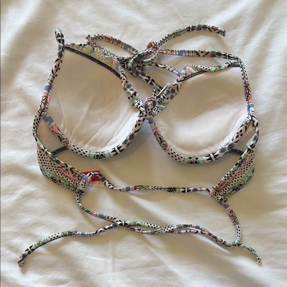 Patterned Halter Bikini Top - Picture 3 of 5